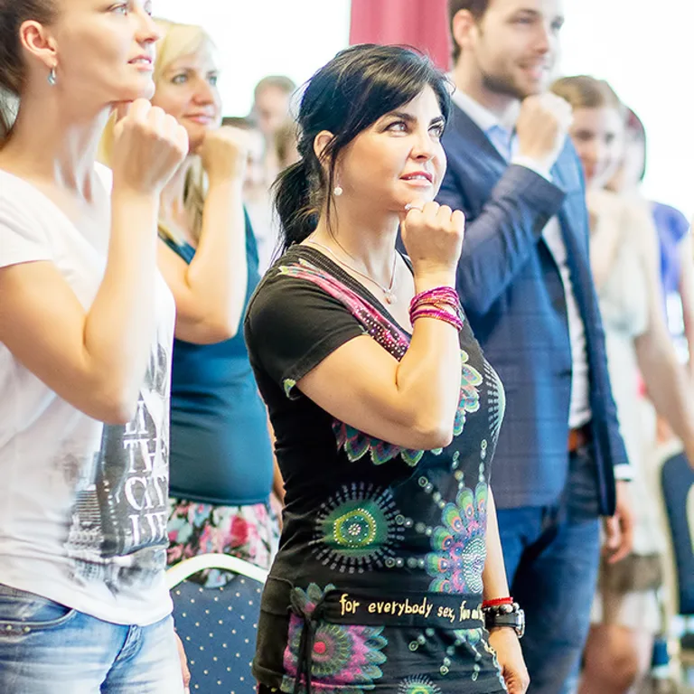 Nadšené publikum tlieska počas seminára